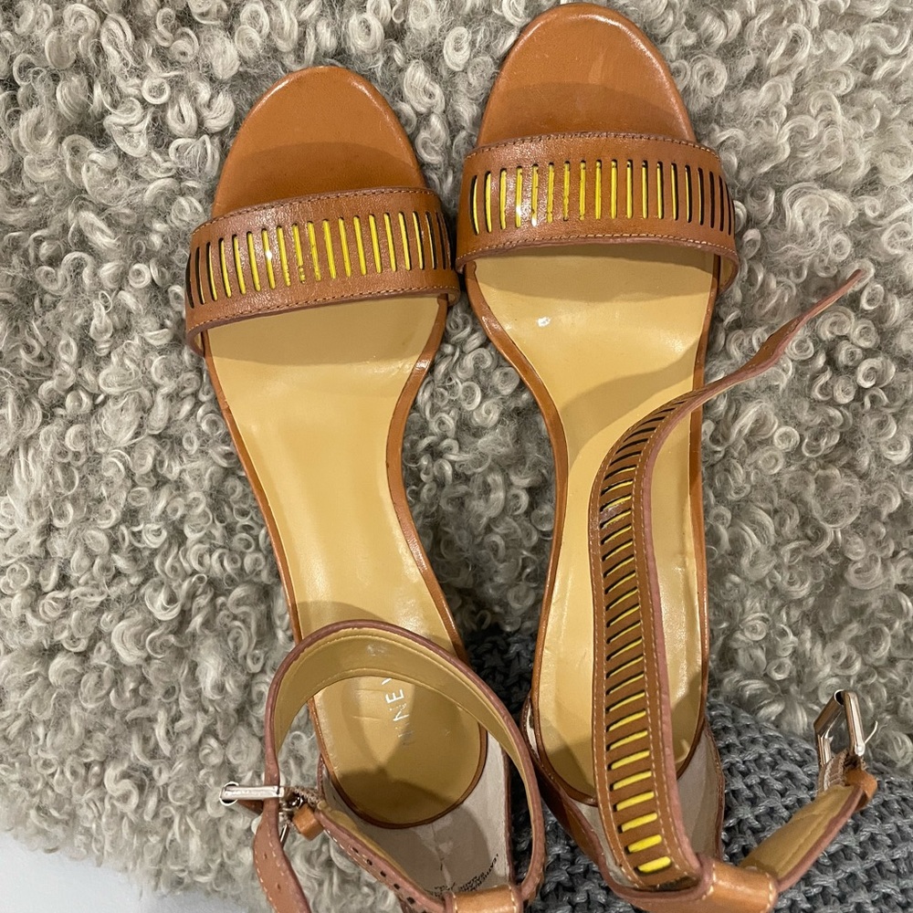 Beautiful combination of camel color leather with yellow.